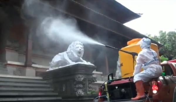 Petugas BPBD Bali melakukan penyemprotan di Rumah Dinas Gubernur Bali usai 20 orang di rumah tersebut positif terjangkit Covid-19, Jumat (25/9/2020). (iNews.id/Indira Arri)