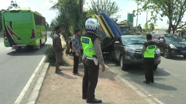 Kecelakaan truk di Palembang timpa Toyota Innova (Firadus/iNews)