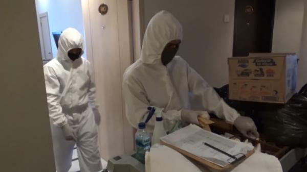 Pangeran Beach Hotel padang-1 Petugas di Pangeran Beach Hotel Padang mengenakan hazmat untuk membersihkan kamar hotel (Budi Sunandar/iNews)