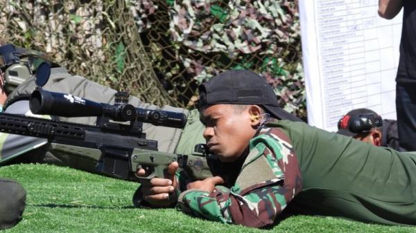 sniper penkopassus Seorang peserta membidik sasaran dalam lomba menembak yang digelar Grup 2 Kopassus di Bukit Mongkrang, Tawangmangu, Jawa Tengah, Sabtu (26/9/2020). (Foto: Penkopassus).