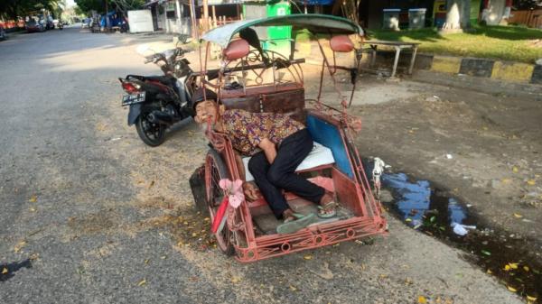 Tukang becak meninggal di atas becaknya di Kolaka, Sultra (Asdar Lantoro/iNews)