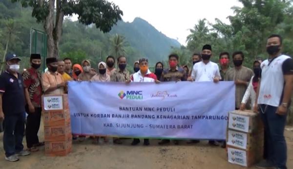 MNC Peduli salurkan bantuan untuk warga Nagari Tamparungo (Foto : iNews/Hermawan H).