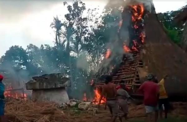Kebakaran 25 Rumah Kampung Adat Sumba Barat Daya akibat Tersambar Petir