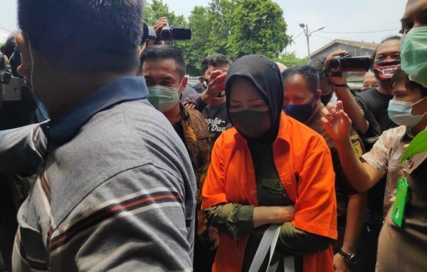 Anita Dewi Anggraeni Kolopaking saat tiba di Kejaksaan Negeri Jakarta Timur, Senin (28/9/2020). (Foto: Sindo/Okto Rizky Alpino)