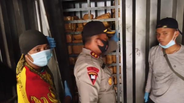 Ganja 748 kg Kapolres Empat Lawang menunjukan ganja itu disimpan (Amri Wijaya/iNews)