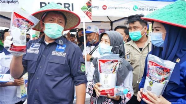 Herman Deru - 2 Gubernur Sumatera Selatan (Sumsel) Herman Deru saat peluncuran Kartu Tani di OKU Timur (Humas Pemprov Sumse)