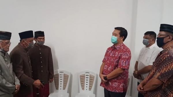 Calon Wakil Gubernur Petahana Sulut Steven Kandouw saat bertemu tokoh-tokoh adat se-Bolmong Raya, Selasa (29/9/2020). (Foto: Istimewa)