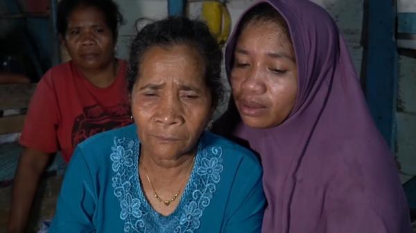 Keluarga WNI Keluarga WNI asal Buton yang tewas saat disandera Abu Sayyaf (Andhy Eba/iNews)