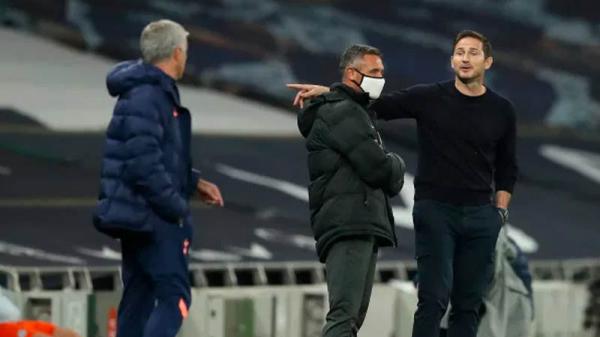 Mourinho Lampard 2 Pelatih Tottenham Hotspur Jose Mourinho (kiri) terlibat adu mulut dengan Nakhoda Chelsea Frank Lampard pada 16 besar Piala Liga Inggris di Tottenham Hotspur Stadium, Rabu (30/9/2020) dini hari WIB. (Foto: The Sun)