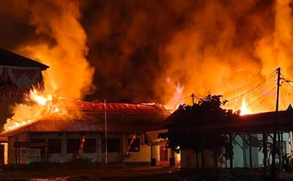 Amuk Massa di Keerom Papua Berlanjut, Giliran Kantor DPMK Dibakar