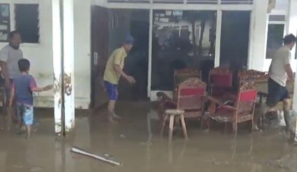 30- banjir bandang Warga Pekon Sukajaya, Kecamatan Semaka, Tanggamus membersihkan lumpur yang memenuhi rumah mereka setelah diterjang banjir bandang, Kamis (1/10/2020). (Foto: iNews/Indra Siregar)