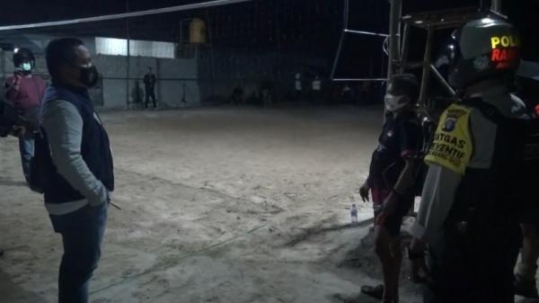 Bubarkan voli Satgas Covid-19 Polda Kalteng bubarkan pertandingan voli (Ade Sata/iNews)