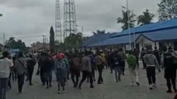Massa mengamuk di Kantor Disnaker Keerom karena kecewa banyak warga yang tidak lulus seleksi CPNS, Kamis (1/10/2020). (Foto: iNews/Edy Siswanto)