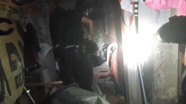 Polsek Palmerah temukan granat dan sabu saat razia PSBB di kampung Boncos (Miftahul Ghani/iNews)