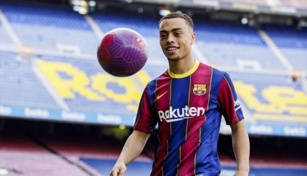 Sergino Dest - 1 Barcelona resmi dapatkan Sergino Dest (Foto: Dok Barcelona)