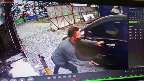Pria di Medan, Sumut terekam kamera CCTV todongkan pistol (Ahmad Ridwan Nasution/iNews)