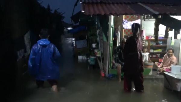 Banjir padang-1 Permukiman di Kota Padang terendam banjir akibat intensitas hujan tinggi (Budi Sunandar/iNews)