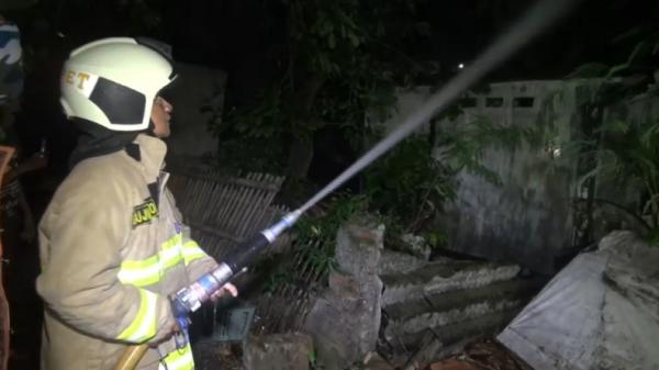 Petugas damkar berjibaku memadamkan api di lokasi kebakaran Tanjung Duren, Jakbar (Miftahul Ghani/iNews)