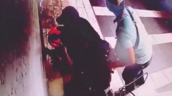 pencuri terekam CCTV Aksi ketiga pelaku saat mencuri di rumah mewah terekam CCTV (Adi Palapa Harahap/iNews)