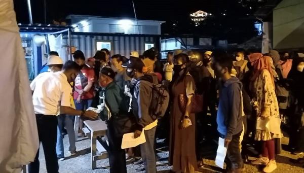 Para sukarelawan Covid-19 memeriksa penumpang Para sukarelawan Covid-19 memeriksa penumpang di Pelabuhan Labuan Bajo, Kabupaten Manggarai Barat, NTT, belum lama ini. (Foto: iNews/Yoseph Mario Antognoni)