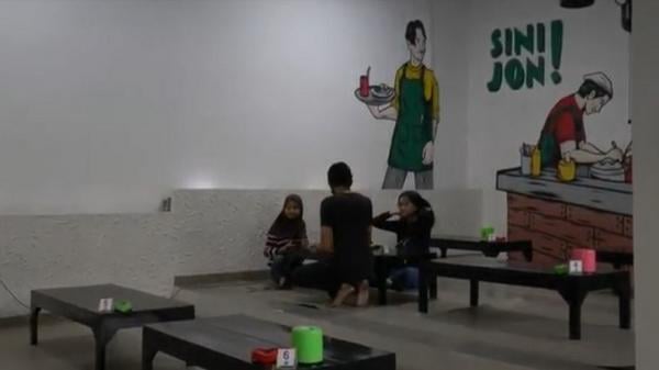 Suasana di Warung Burjoni, milik Ardian Artim, Sabtu (3/10/2020). (Foto: iNews/Kristadi)