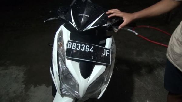 Kecelakaan Sepeda motor milik korban kecelakaan akibat terlindas truk di Mandailing Natal (Ahmad Husein Lubis/iNews)