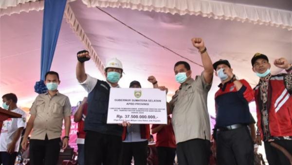 Gubernur Sumatera Selatan (Sumsel) Herman Deru berikan bantuan untuk Pemkab Banyuasin (Humas Pemprov Sumsel)