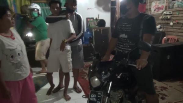 Jambret-1 Pelaku jambret di Padang yang terekam CCTV (Budi Sunandar/iNews)