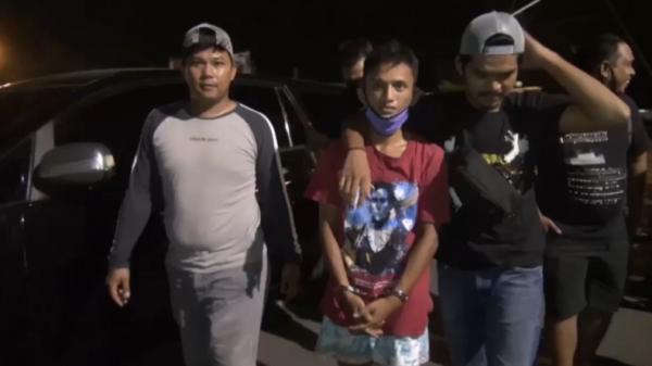 pelaku jambret Pelaku jambret di Padang yang terekam CCTV (Budi Sunandar/iNews)