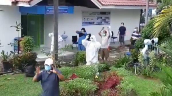 Pasien positif Covid-19 dan perawat di RSUP M Djamil Padang senam untuk tingkatkan imun tubuh (Budi Sunandar/iNews)
