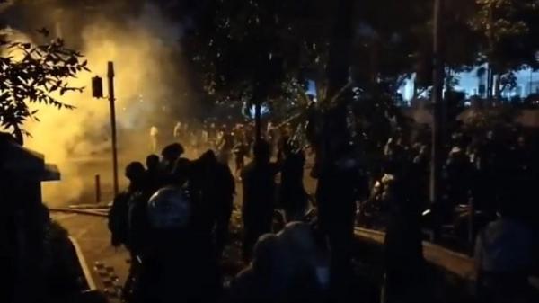 Polisi menembakkan gas air mata ke arah para demonstran yang bertindak anarkistis saat demo menolak UU Cipta Kerja di depan Gedung DPRD Jabar, Selasa (6/10/2020). (Foto: iNews/Mujib Prayitno)