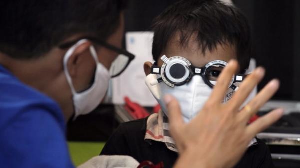 mnc peduli kacamata2 mnc peduli membagikan kacamata gratis.