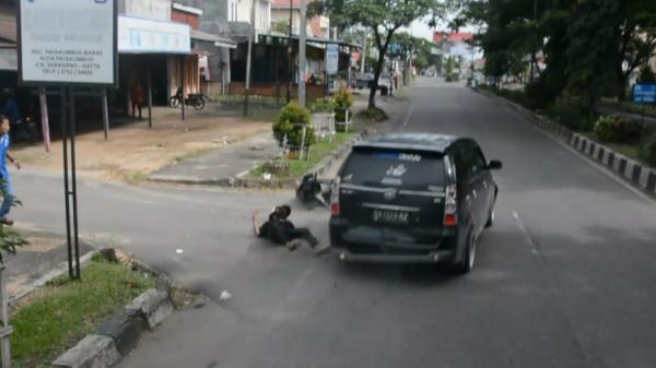 Ganja Polres Payakumbuh tangkap 4 pengedar ganja. Aksi kejar-kejaran mewarnai penangkapan pelaku (Agung Sulistyo/iNews)