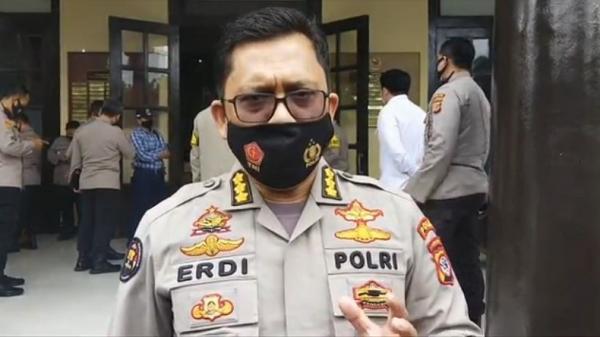 Kabid Humas Polda Jabar Kombes Pol Erdi A Chaniago memberikan keterangan kepada wartawan di Mapolrestabes Bandung, Rabu (10/7/2020).(Foto: iNews/Mujib Prayitno)