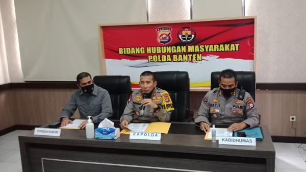 Kapolda Banten Irjen Pol Fiandar Kapolda Banten Irjen Pol Fiandar saat konferensi pers terkait demo penolakan UU Cipta Kerja yang berakhir ricuh Selasa malam, di Mapolda Banten, Rabu (7/10/2020).(Foto: iNews/Mahesa Apriandi)