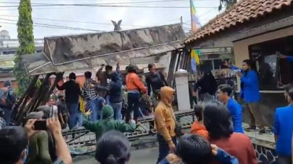 Massa memecahkan kaca pos jaga di Gedung DPRD Tasikmalaya, Jabar, Rabu (7/10/2020). (Foto: iNews/Asep Juhariyono)