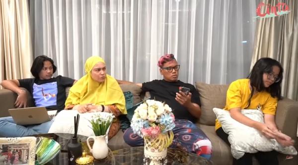 Uya Kuya dan istrinya, Astrid, sempat terpapar Covid-19. Kini mereka telah sembuh. (Foto: Youtube Uya Kuya).