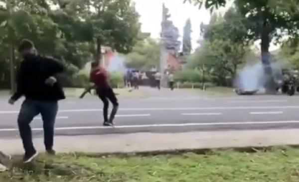 Demo mahasiswa menolak UU Cipta Kerja di Gedung DPRD Bali berlangsung ricuh, Kamis (8/10/2020).