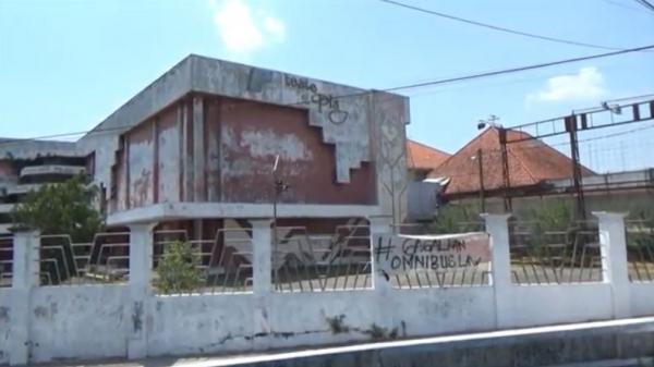 vandalisme jombang Aksi vandalisme di Jombang terkait dengan Omnibus Law. (Foto: iNews/Mukhtar Bagus)