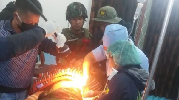 Kondisi terkini anggota TGPF Intan Jaya, Bambang Purwoko yang ditembak KKB usai melakukan olah TKP di Hitadipa, Jumat (9/10/2020). (Foto: TNI)