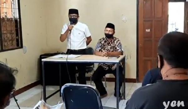 Pasangan calon Pilkada Solo, Bagyo Wahono-FX Supardjo (Bajo) melakukan simulasi debat di pos pemenangan Kerten. (iNews.id/Septyantoro)