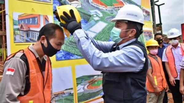 Herman Gubernur Sumatera Selatan Herman Deru di acara peletakan batu pertama pembangunan GOR di Pagaralam (Humas Pemprov Sumsel)