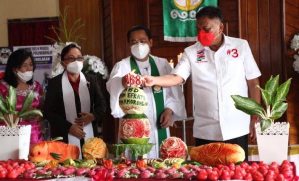 Olly Dondokambey menghadiri HUT GMIM Efrata Pinamorongan, Senin (12/10/2020) Foto : Istimewa