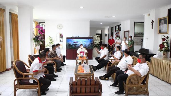 Uskup Manado Mgr Benedictus Estephanus Rolly Untu MSC menerima kunjungan Cagub Sulut Olly Dondokambey dan Cawagub Steven Kandouw di Keuskupan Manado, Senin (12/10/2020). (Foto: Istimewa)