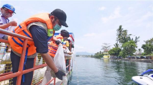 Gubernur Sumsel Herman Deru menebarkan 200.000 benih ikan nila bantuan dari Dinas Kelautan dan Perikanan Sumsel serta Dinas Perikanan dan Peternakan OKU Selatan. (Foto: IST)