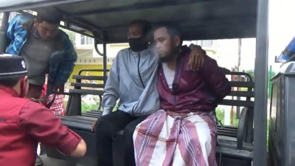 Guru ngaji-1 Guru ngaji di Palembang dikeroyok warga dan diamankan polisi karena cabuli muridnya (Firdaus/iNews)