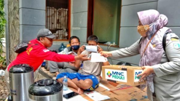 MNC Peduli MNC Peduli menyalurkan bantuan berupa kebutuhan sehari-hari kepada warga yang terdampak banjir dan longsor di Ciganjur, Jakarta Selatan, Senin (12/10/2020). (Foto: MNC Media).