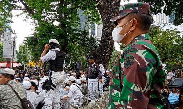 Pangdam Jaya Mayjen TNI Dudung Abdurachman memantau langsung demo menolak UU Omnibus Law Cipta Kerja di Kawasan Patung Kuda, Jakarta, Selasa (13/10/2020). (Foto: Okezone/Muhamad Rizky)