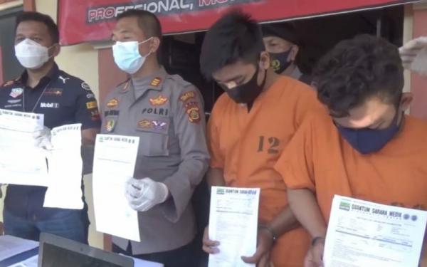Konferensi pers penangkapan dua tersangka pemalsuan surat rapid test, di Polsek Denpasar Selatan, Selasa (13/10/2020). (Foto: Antara)