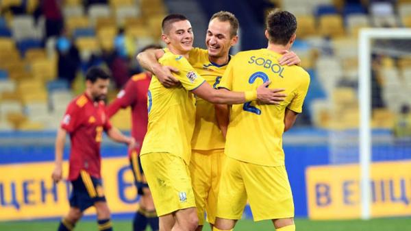 Foto Timnas Ukraina Para pemain Ukraina merayakan gol ke gawang Spanyol pada matchday keempat UEFA Nations League A Grup 4 di NSK Olympiyskiy, Rabu (14/10/2020) dini hari WIB.  (Foto: AFP)